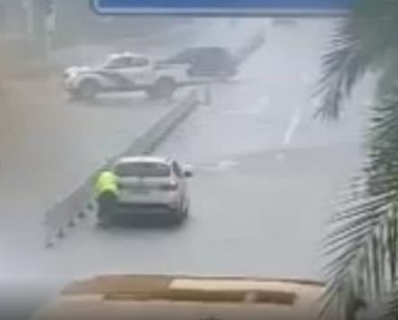 车辆涉水后熄火，交警冒着大雨推车！