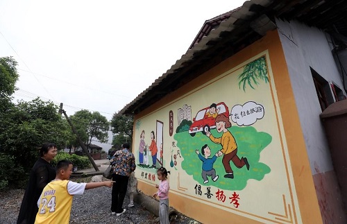 郴州资兴：墙体绘画扮靓美丽乡村