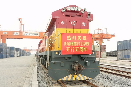 西部陆海新通道铁海联运班列开行五年 集装箱货物运输量增长186倍